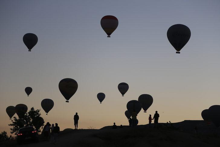Kapadokya'da balonlar "15 Temmuz" dolayısıyla Türk bayrakları ve pankartlarla havalandı G4