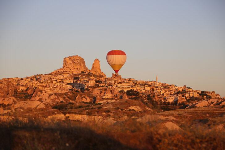 Kapadokya'da balonlar "15 Temmuz" dolayısıyla Türk bayrakları ve pankartlarla havalandı G5