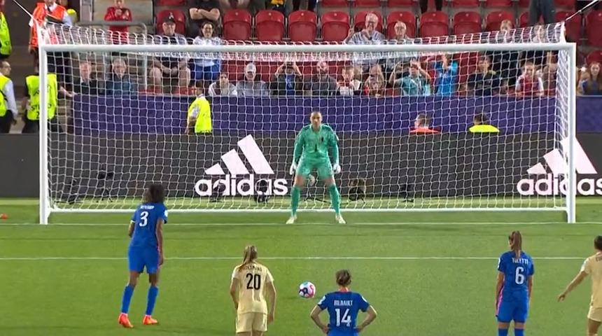 Bu ilginç penaltı atışı dün gece yaşandı! O anlara maçın spikeri bile şaşırdı