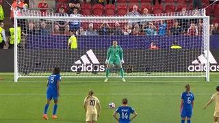 Bu ilginç penaltı atışı dün gece yaşandı! O anlara maçın spikeri bile şaşırdı