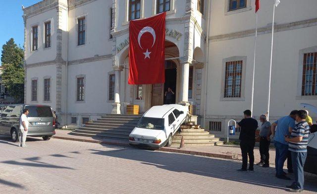 Sinop'ta gaz pedalı takılı kalan otomobil, Adliye Sarayı’nın merdivenine çarptı