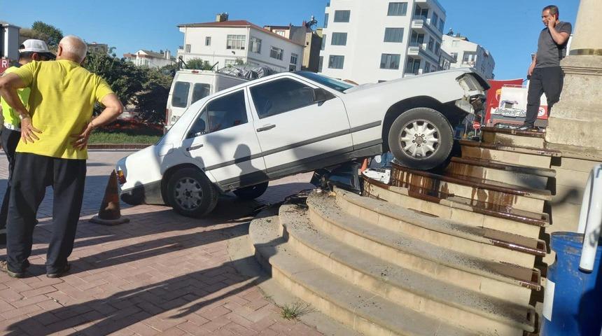 Sinop'ta gaz pedalı takılı kalan otomobil, Adliye Sarayı’nın merdivenine çarptı