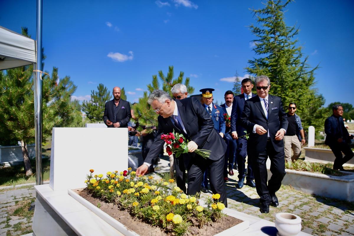 15 Temmuz şehidi polis Fatih Dalgı&ccedil; kabri başında anıldı