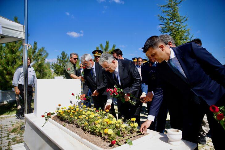 15 Temmuz şehidi polis Fatih Dalgıç kabri başında anıldı G2