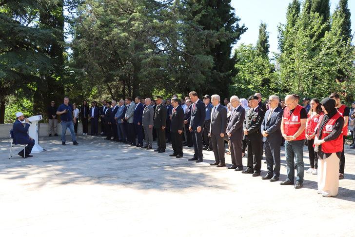 Trakya'da 15 Temmuz Demokrasi ve Milli Birlik Günü dolayısıyla şehit kabirleri ziyaret edildi G1