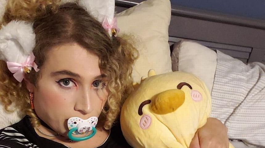 Yetişkin bebek! 28 yaşında emzik emiyor, bebek bezi takıyor, her gece masallarla uyuyor