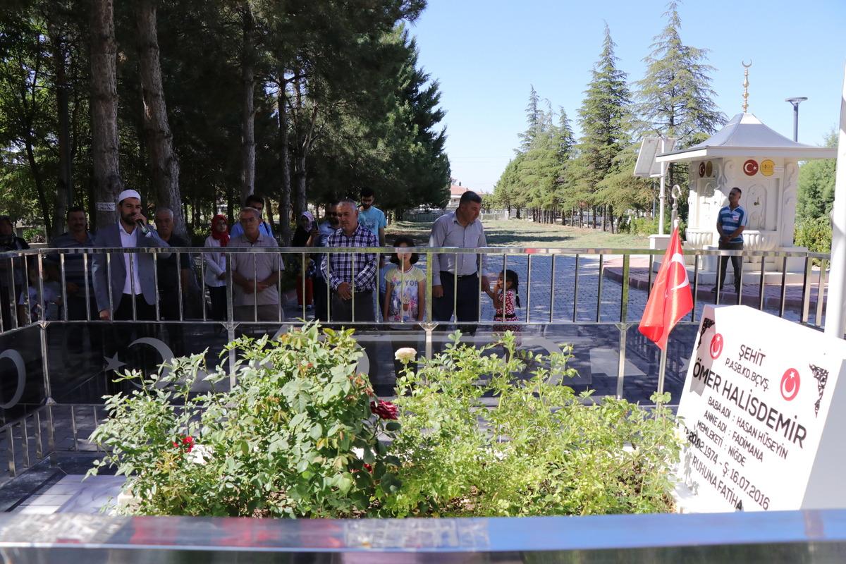 15 Temmuz kahramanı şehit &Ouml;mer Halisdemir'in kabrinde ziyaret&ccedil;i yoğunluğu