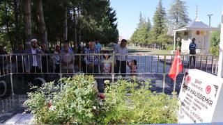 15 Temmuz kahramanı şehit Ömer Halisdemir'in kabrinde ziyaretçi yoğunluğu