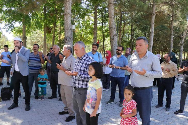 15 Temmuz kahramanı şehit Ömer Halisdemir'in kabrinde ziyaretçi yoğunluğu G2