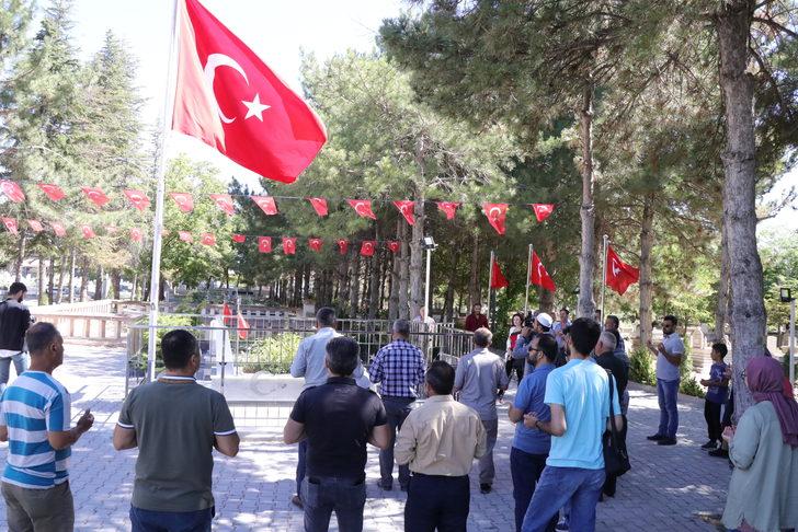 15 Temmuz kahramanı şehit Ömer Halisdemir'in kabrinde ziyaretçi yoğunluğu G3
