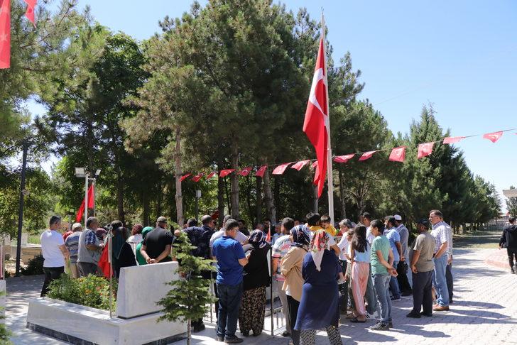 15 Temmuz kahramanı şehit Ömer Halisdemir'in kabrinde ziyaretçi yoğunluğu G4