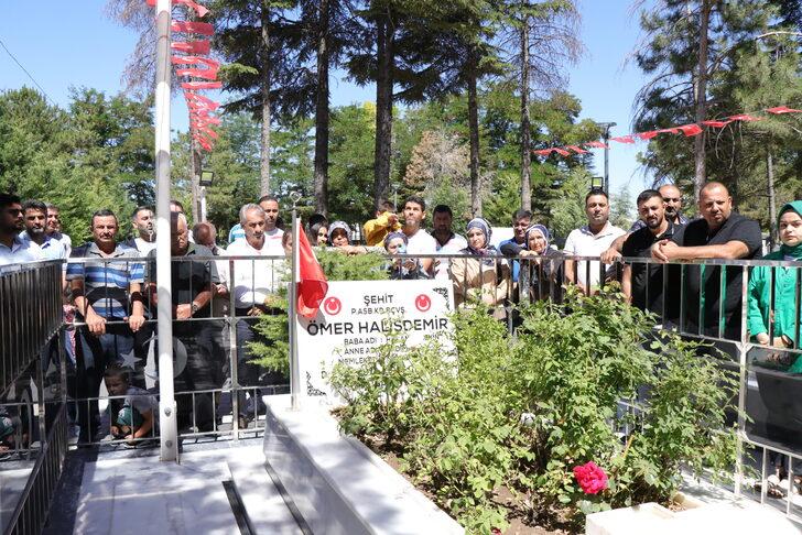 15 Temmuz kahramanı şehit Ömer Halisdemir'in kabrinde ziyaretçi yoğunluğu G5
