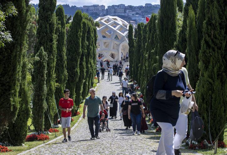 15 Temmuz Şehitler Makamı'na ziyaretçi akını G2