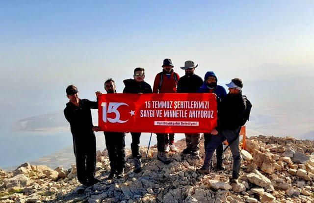 Van'da dağcılar 15 Temmuz şehitleri anısına Artos Dağı'na tırmandı