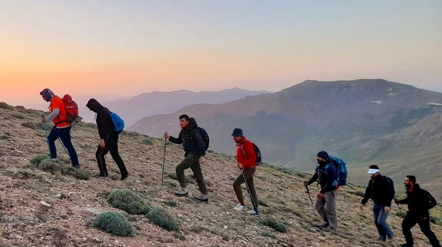 Van'da dağcılar 15 Temmuz şehitleri anısına Artos Dağı'na tırmandı