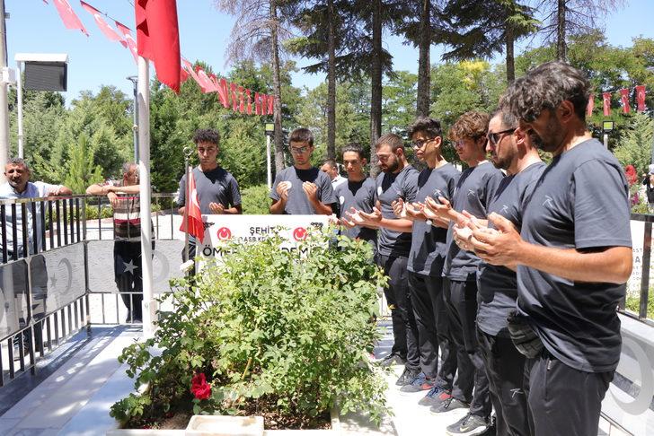 Ömer Halisdemir 6'ncı Ulusal Bisiklet Turu'na katılanlar şehidin Niğde'deki kabrine ulaştı G4