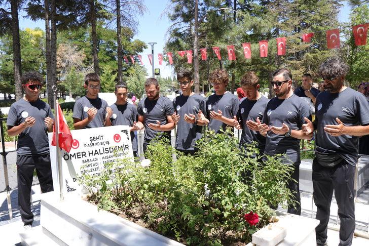 Ömer Halisdemir 6'ncı Ulusal Bisiklet Turu'na katılanlar şehidin Niğde'deki kabrine ulaştı G2