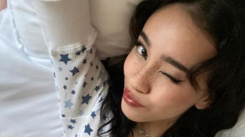 Saçının rengini vajinal akıntısıyla açtığını iddia eden sosyal medya fenomeni şoke etti!