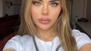 Estetikleriyle gündem olan fenomen doktor Berika Demir'den mini etekli poz! 