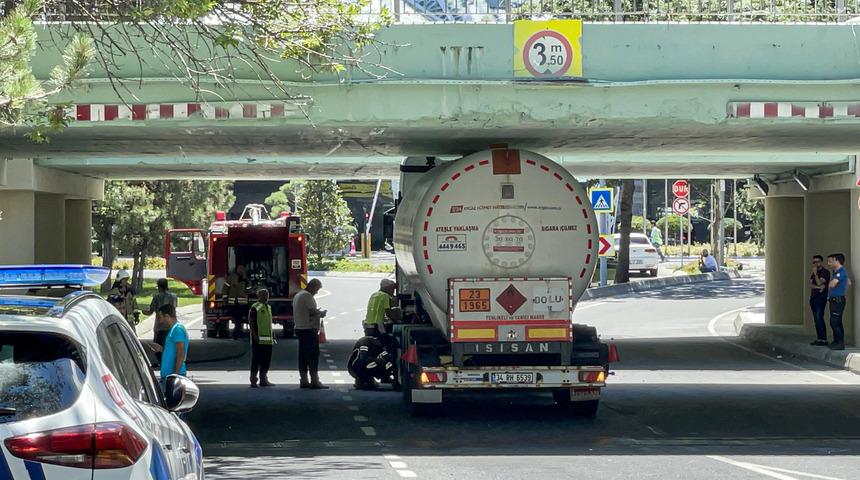 Bakırköy'de köprüye sıkışan tır 1,5 saatlik çalışmayla kurtarıldı
