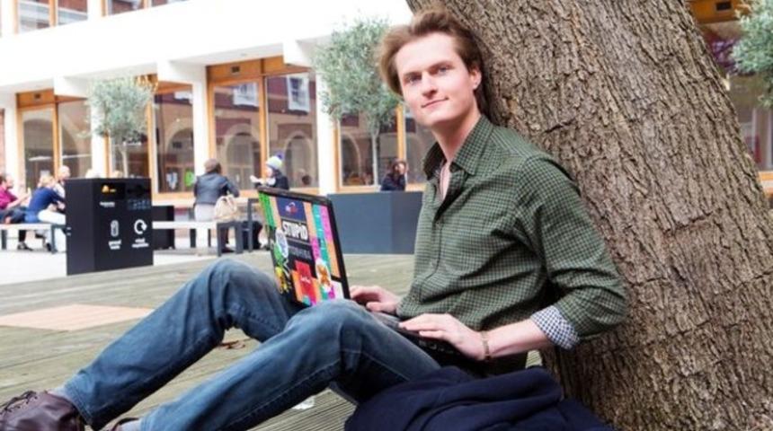 İngiltere'deki okuluna Polonya'dan gidip geliyor