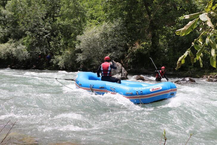 Müküs Çayı'na düşen hemşire 30 kilometrelik mesafede aranıyor G1