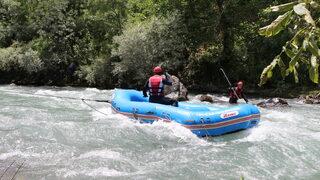 Müküs Çayı'na düşen hemşire 30 kilometrelik mesafede aranıyor