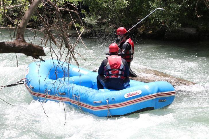 Müküs Çayı'na düşen hemşire 30 kilometrelik mesafede aranıyor G2