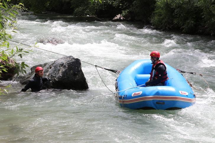 Müküs Çayı'na düşen hemşire 30 kilometrelik mesafede aranıyor G4