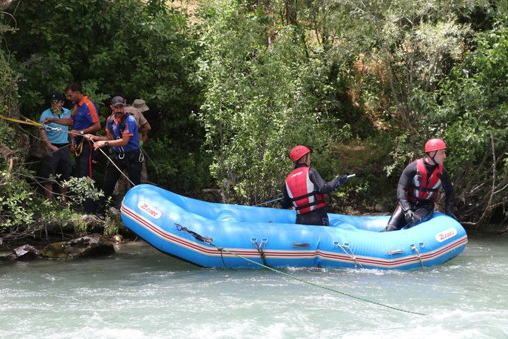 Müküs Çayı'na düşen hemşire 30 kilometrelik mesafede aranıyor G5
