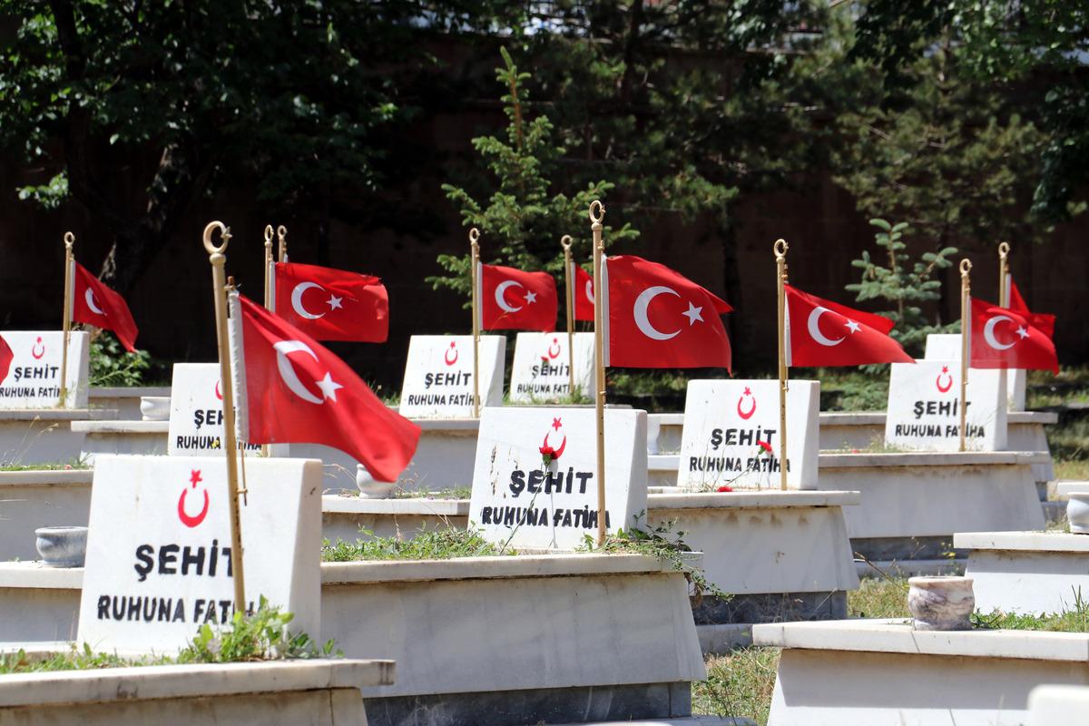 Doğu Anadolu'da 15 Temmuz şehitleri mezarları başında anıldı