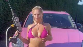 İngiltere sıcaklarına cesur çözüm! Bikinilerini giyip arabalarını yıkamaya çıktılar