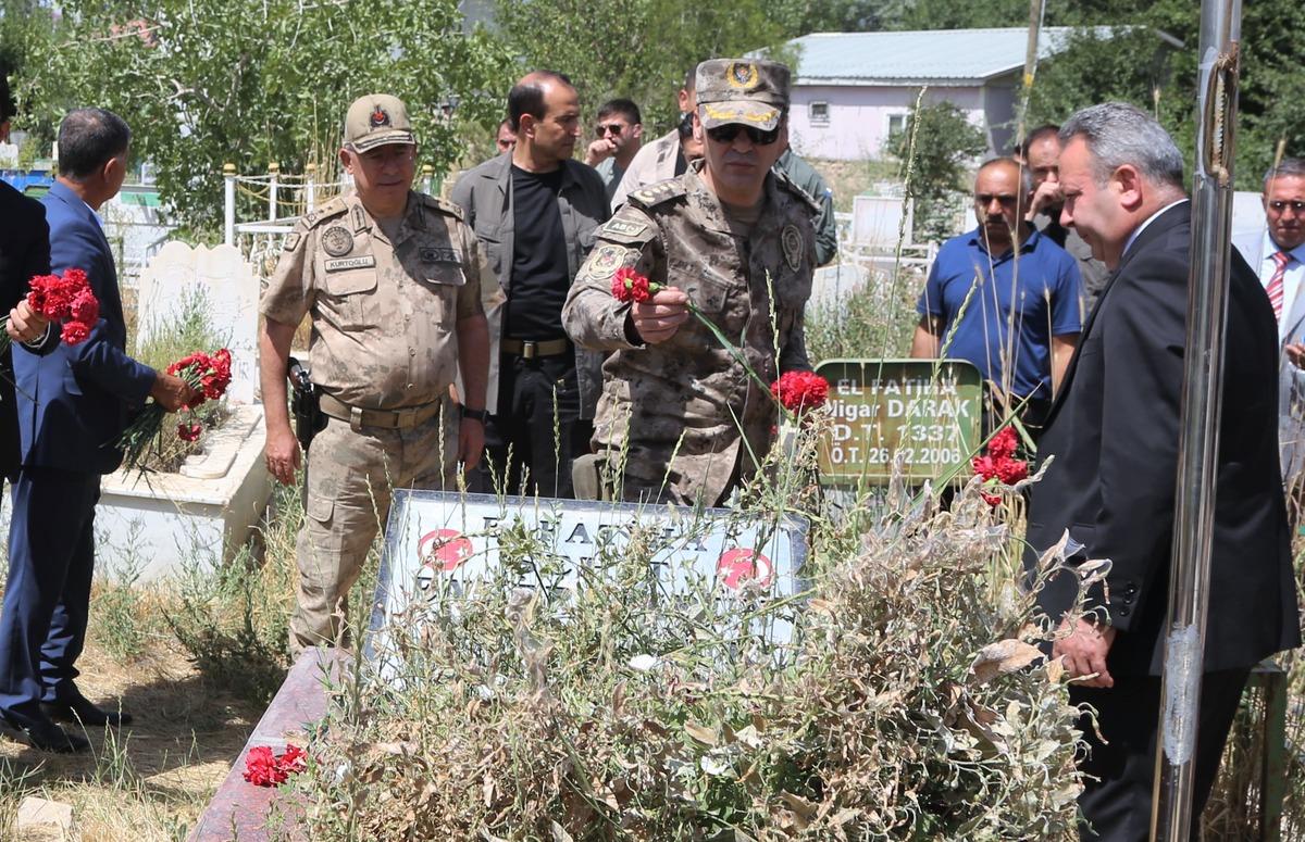 Doğu'da 4 ilde şehitlerin kabirleri ziyaret edildi