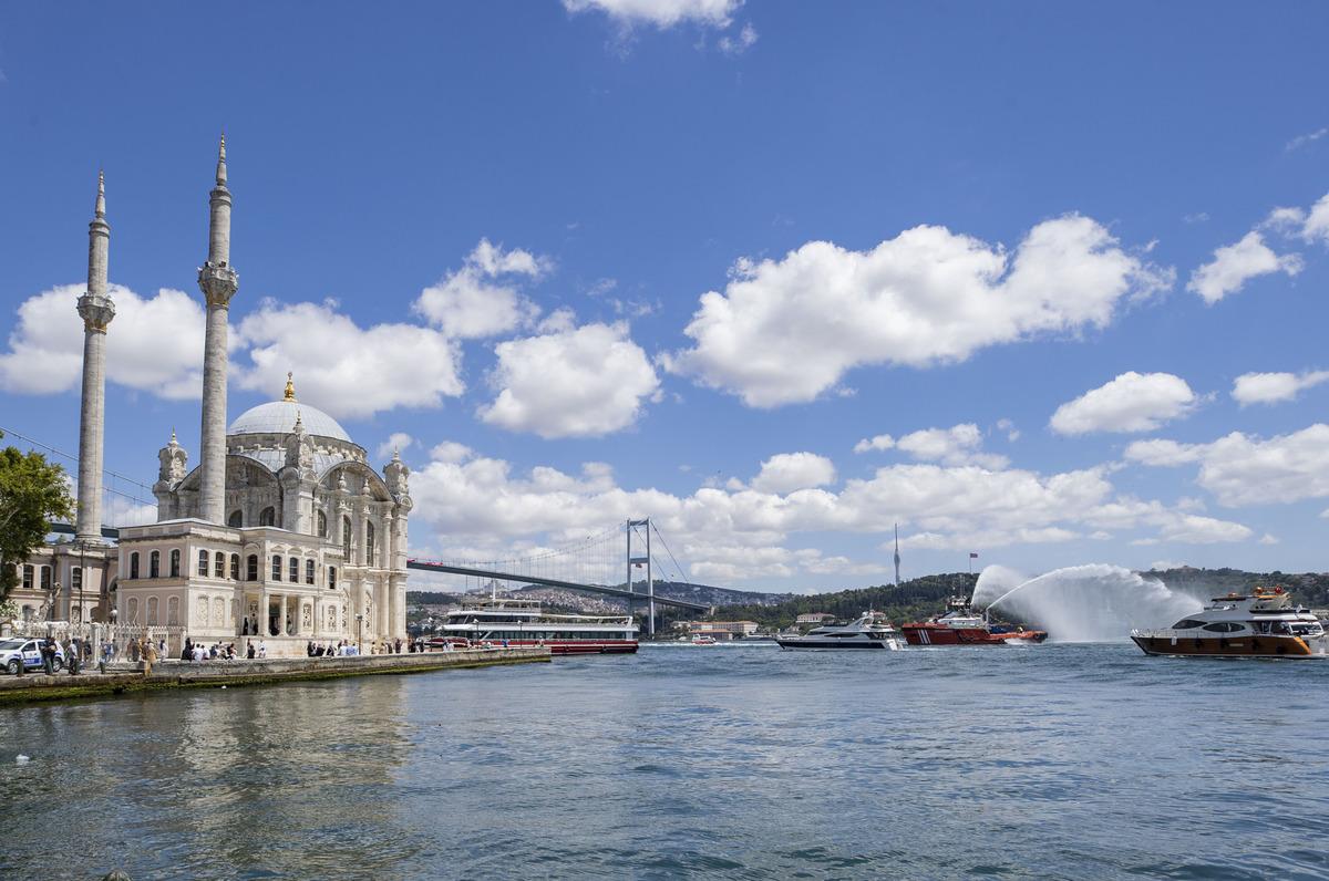 Kıyı Emniyeti, şehit ve gaziler anısına deniz ara&ccedil;larıyla saygı seyri yaptı