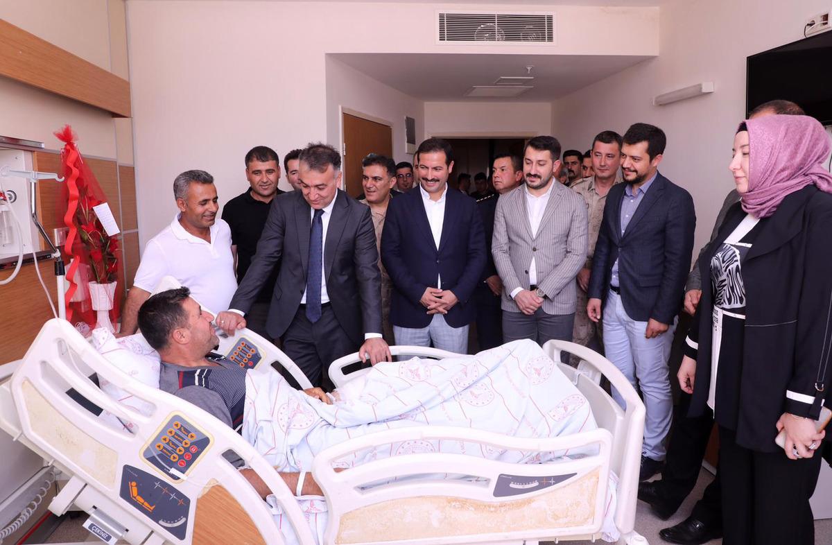 Bitlis Valisi &Ccedil;ağatay, operasyonda yaralanan g&uuml;venlik korucusunu ziyaret etti