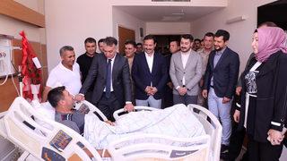 Bitlis Valisi Çağatay, operasyonda yaralanan güvenlik korucusunu ziyaret etti