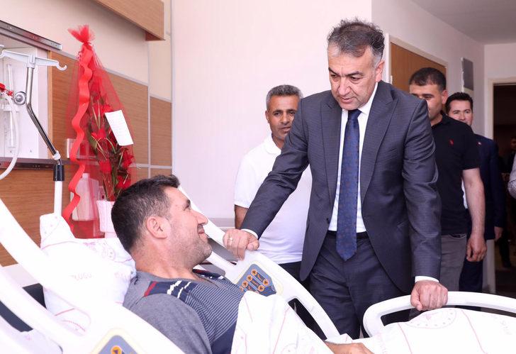 Bitlis Valisi Çağatay, operasyonda yaralanan güvenlik korucusunu ziyaret etti G2