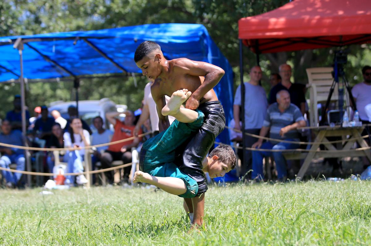 Pehlivanlar er meydanına 15 Temmuz şehitlerine dua ederek &ccedil;ıktı