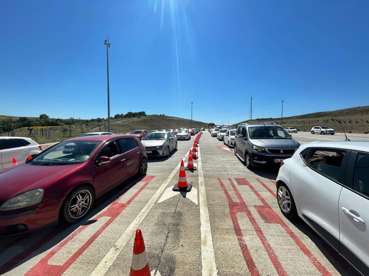 İstanbul-İzmir Otoyolu'nda tatilcilerin d&ouml;n&uuml;ş yolculuğu s&uuml;r&uuml;yor