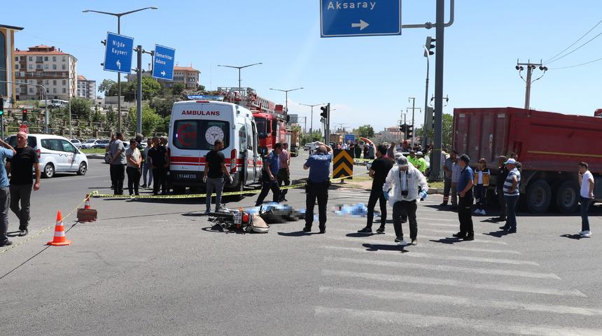 Niğde'de kamyonla çarpışan motosikletteki karı koca öldü