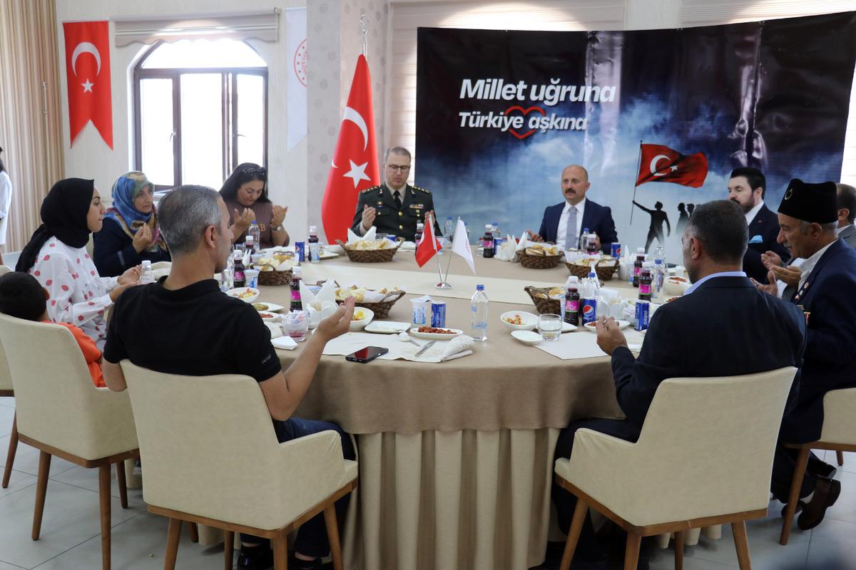 Ağrı Valisi Osman Varol şehit aileleri ve gazilerle bir araya geldi: