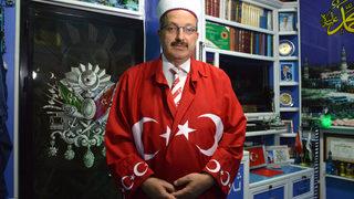 Sakarya'da bir imam cuma hutbesini ay-yıldızlı cübbe ve sarıkla okudu