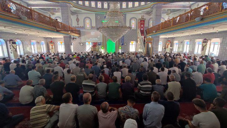 Sakarya'da bir imam cuma hutbesini ay-yıldızlı cübbe ve sarıkla okudu G3