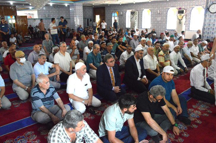 Sakarya'da bir imam cuma hutbesini ay-yıldızlı cübbe ve sarıkla okudu G2