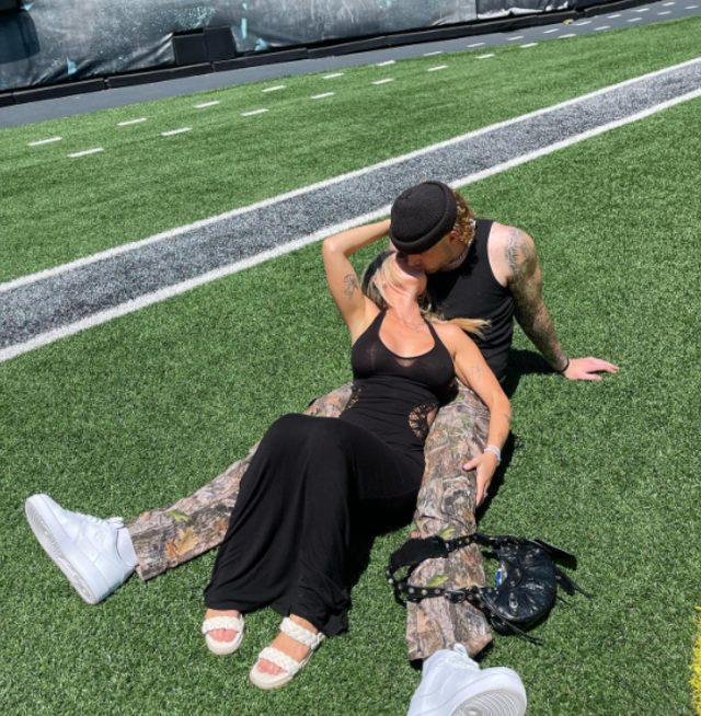 Sosyal medya fenomeni Kelly Kay aşka geldi! Sevgilisiyle dudak dudağa pozlarını paylaştı 1