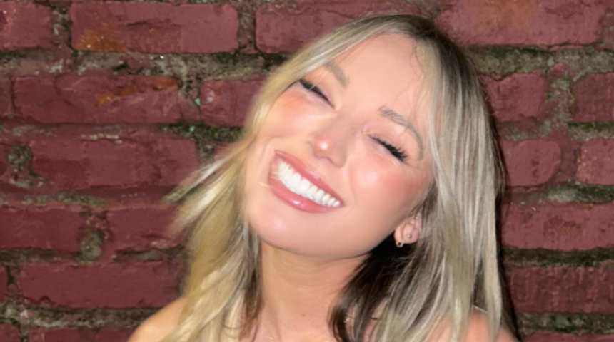 Sosyal medya fenomeni Kelly Kay aşka geldi! Sevgilisiyle dudak dudağa pozlarını paylaştı