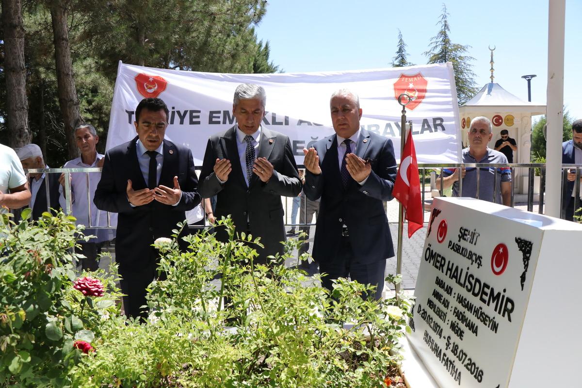 Emekli astsubaylardan şehit &Ouml;mer Halisdemir'in mezarını ziyaret