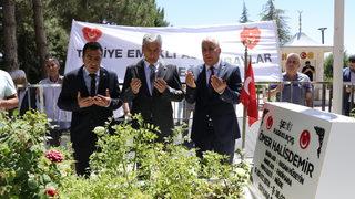 Emekli astsubaylardan şehit Ömer Halisdemir'in mezarını ziyaret
