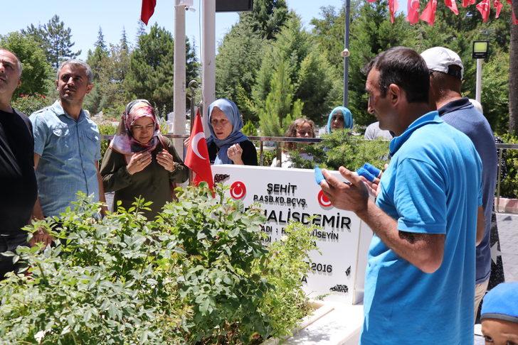 Emekli astsubaylardan şehit Ömer Halisdemir'in mezarını ziyaret G3