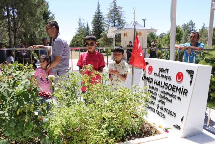 Emekli astsubaylardan şehit Ömer Halisdemir'in mezarını ziyaret G4